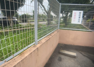 【中庭】 | ライオンズマンション南林間第２ | 中庭（パティオ）とは、一つの建築物の内部に設けられた、壁などで囲われている庭のことを指します。コの字型、ロの字型が主流ですが、L字型の中庭もあります。最近では、インテリア性の高さからも人気があります。