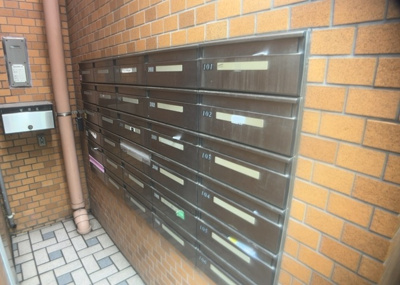 【設備】 | ライオンズマンション南林間第２ | エントランス付近に設置されている集合ポストは、住んでいる部屋と離れているため、ポストをあさるなど誰かに何かされていても被害に気づきにくいです。入居する時には他人に特定されにくい番号で鍵をかけましょう！