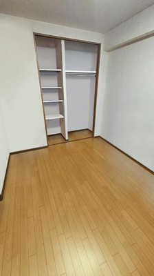【洋室】 | グランドール米子旗ヶ崎 | クローゼット付きの洋室です。