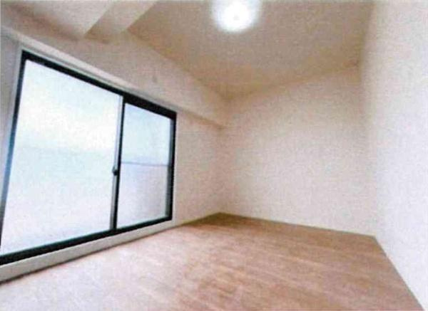 ライオンズマンション西岡崎の洋室|白を基調とした明るい室内。