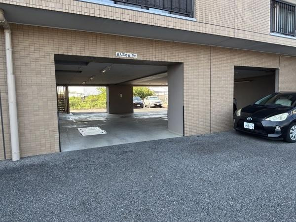 ライオンズマンション西岡崎の駐車場|敷地内駐車場です。