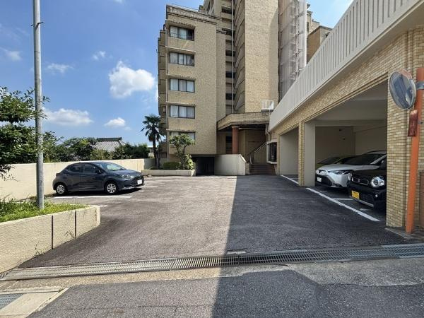 ロイヤル梅園ガーデンＢ棟の駐車場|敷地内駐車場です。
