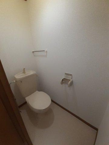 ラシーヌ・２１のトイレ|落ち着いた色調のトイレです