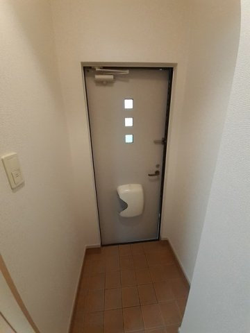 アパートメントこころの玄関|収納もある玄関です