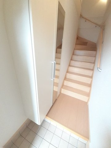ラ・ティーダヒルズＢの玄関|明るい玄関です
