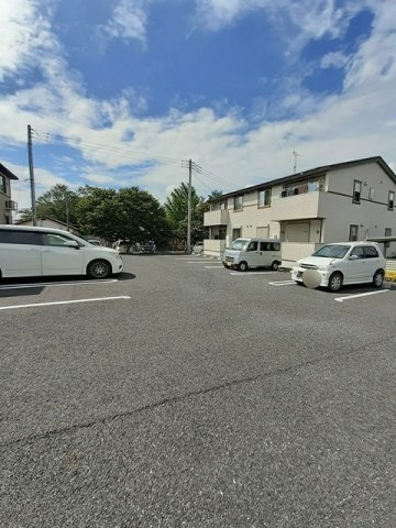 メゾン・グレイスⅠの駐車場|車をお持ちの方に嬉しい駐車場付きの物件です