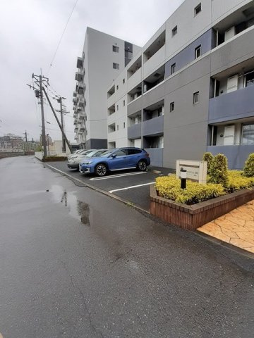 グランドレール高崎の駐車場|車をお持ちの方に嬉しい駐車場付きの物件です