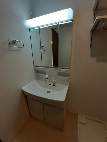 アステローペの洗面所|明るい洗面所です