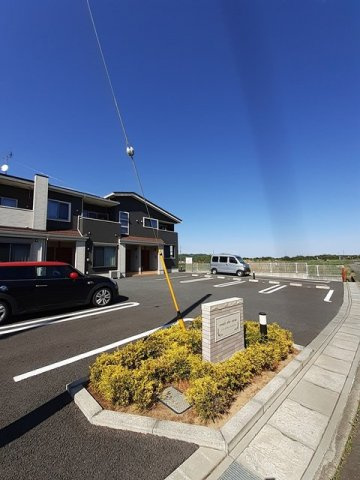 イリーデ　ディーオ　カーサの駐車場|車をお持ちの方に嬉しい駐車場付きの物件です