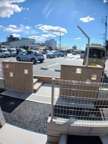 クラール　島野　Ａの駐車場|車をお持ちの方に嬉しい駐車場付きの物件です