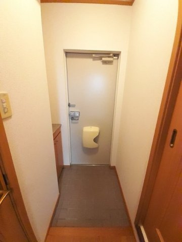 ソルセリエンテＢの玄関|明るい玄関です