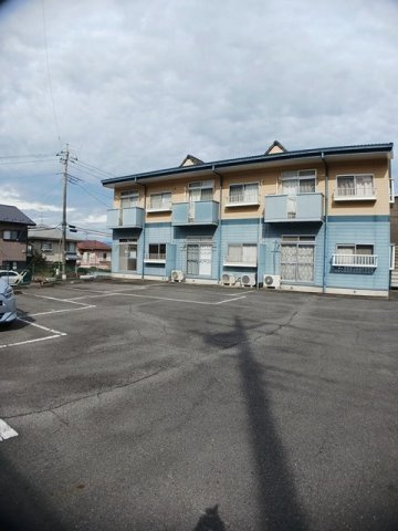 深堀ハイツ　Ⅱの駐車場|車をお持ちの方に嬉しい駐車場付きの物件です