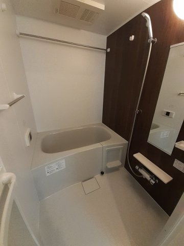 ラルジュ・コリーヌの浴室|日々の疲れを癒すお風呂付です