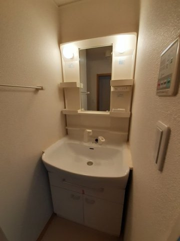 ハント・ポント　Ｃの洗面所|明るい洗面所です