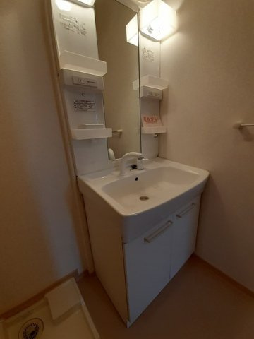 ソレイユコートＣの洗面所|ゆったりとスペースのある洗面所
