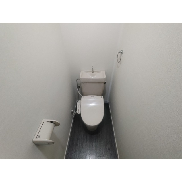 福島ハイツB-1のトイレ|ゆったりとした空間のトイレです