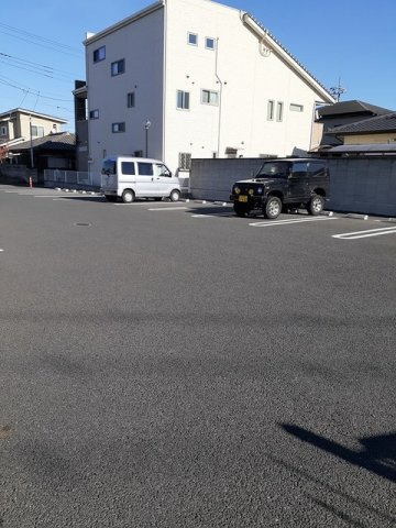 ジョニーズ　ガーデンの駐車場|車をお持ちの方に嬉しい駐車場付きの物件です