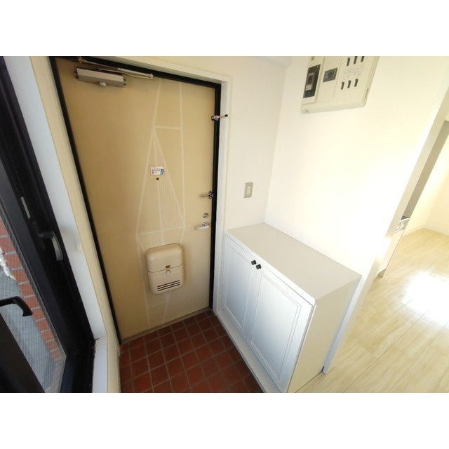 本町ヒルズの玄関|明るい玄関です