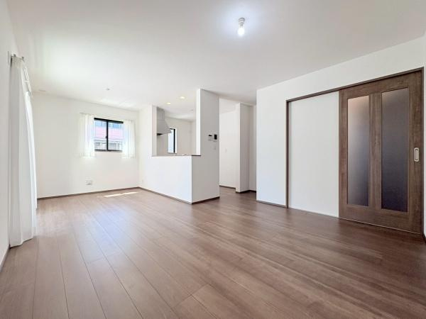 大和市福田５丁目の新築一戸建の居間・リビング|広々としたリビングはインテリアが考えやすい間取りですね♪