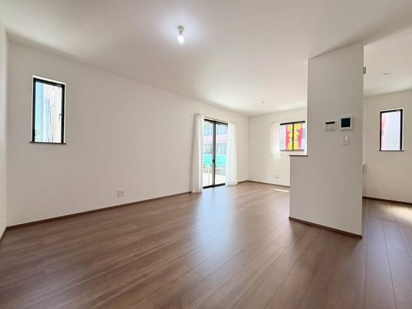 大和市福田５丁目の新築一戸建の居間・リビング|家具・家電を置いてもゆとりあるリビングですね♪