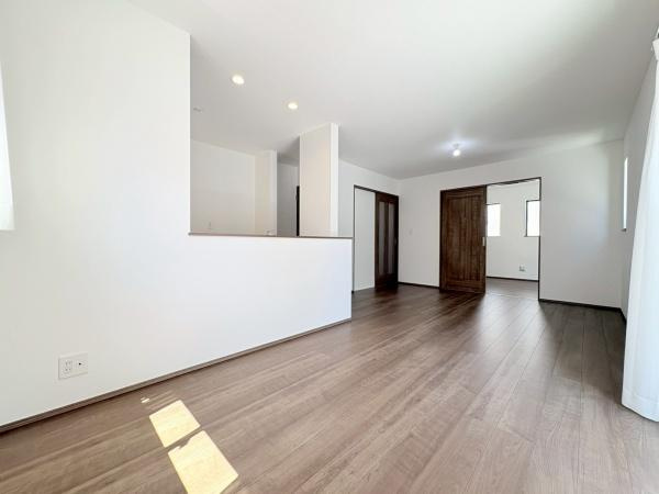 大和市福田５丁目の新築一戸建の居間・リビング|ご家族が集まるリビングは賑やかな空間になりそうですね！
