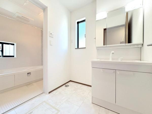 大和市福田５丁目の新築一戸建の独立洗面台|収納に優れた人気な三面鏡の洗面台です！