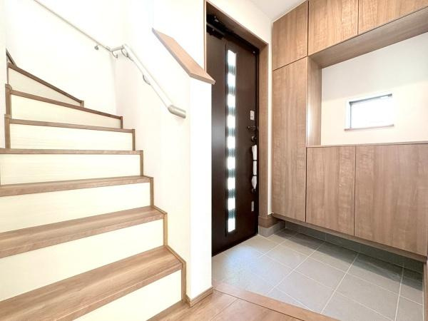 大和市福田５丁目の新築一戸建の玄関|玄関スペースです！ご家族分の靴が収納できます♪
