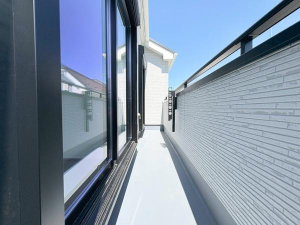 大和市福田５丁目の新築一戸建のバルコニー|２階バルコニーです！陽当りが良く冬でも洗濯物がよく乾きそうですね♪