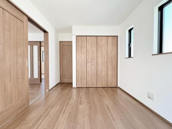 大和市福田５丁目の新築一戸建の洋室|１階リビングに繋がる洋室です！可動式扉で区切られてるので広くお使いいただくこともプライベート空間にすることもできます♪