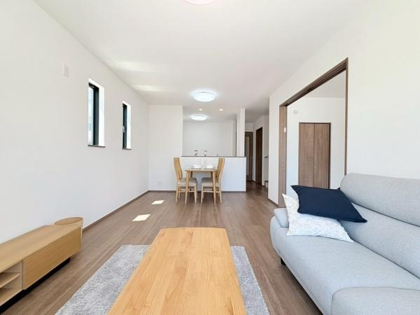 大和市福田５丁目の新築一戸建の居間・リビング|リビングに対面しているキッチンなのでご家族との会話を楽しみながらお料理ができます♪
