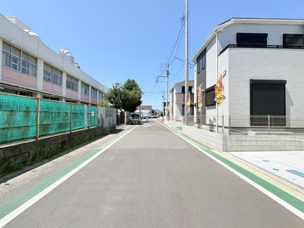大和市福田５丁目の新築一戸建の前面道路含む現地写真|前面道路は広く車の通りが少ないのでお子様がいるご家族でも安心ですね！