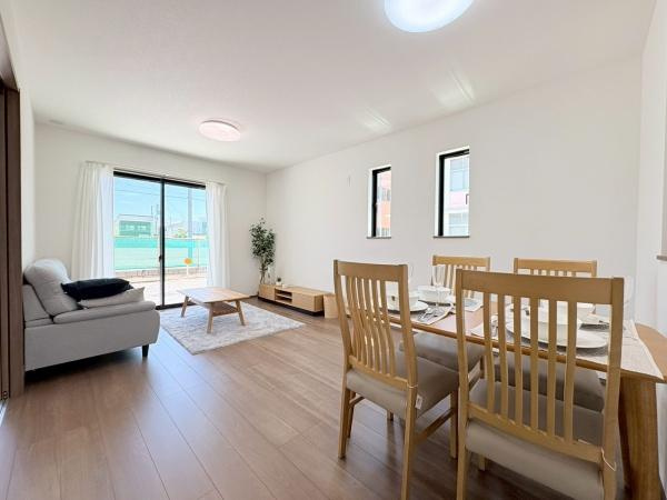 大和市福田５丁目の新築一戸建の居間・リビング|窓が多く日中は明るいリビングです！家具・家電が配置されてるのでイメージが湧きやすいですね♪
