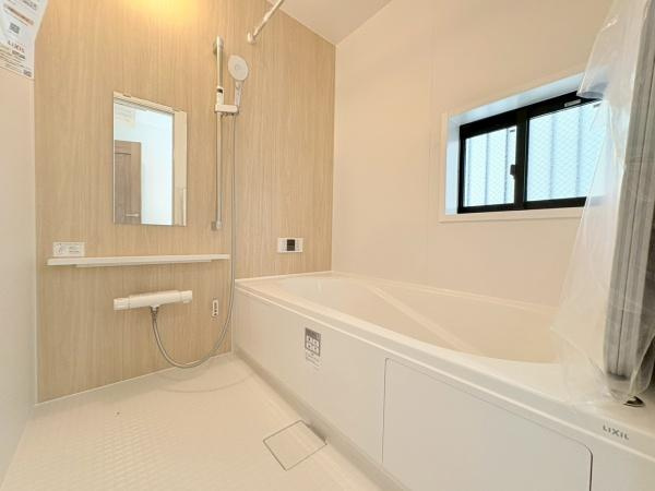 大和市福田５丁目の新築一戸建の浴室|明るい窓があり自然光が差し込むバスルームです。広めの浴槽でゆったりとした印象です。ミラーや棚も使いやすく配置されています。清潔感があり快適なバスです。換気乾燥暖房機付きで機能面も充実しています。