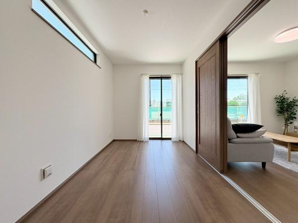 大和市福田５丁目の新築一戸建の洋室|洋室5.6帖！リビングと繋がるお部屋で広くご利用することができます♪