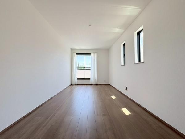 大和市福田５丁目の新築一戸建の洋室|洋室９帖！バルコニーに面していて窓も多く風通しが良いです。ベッドを置いても充分なスペースがあります♪