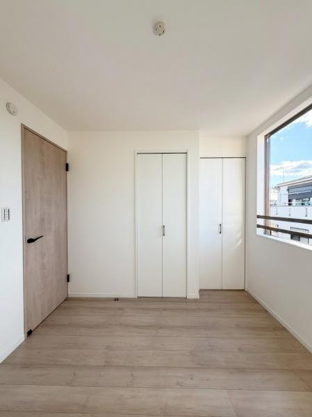 川崎市川崎区小田２丁目の新築一戸建の洋室|明るい日差しが差し込む洋室です。シンプルな内装でインテリアも合わせやすく使い勝手の良い空間となっています。クローゼットも備わっており収納力も確保されています。木目調のドアが温かみを感じさせます。