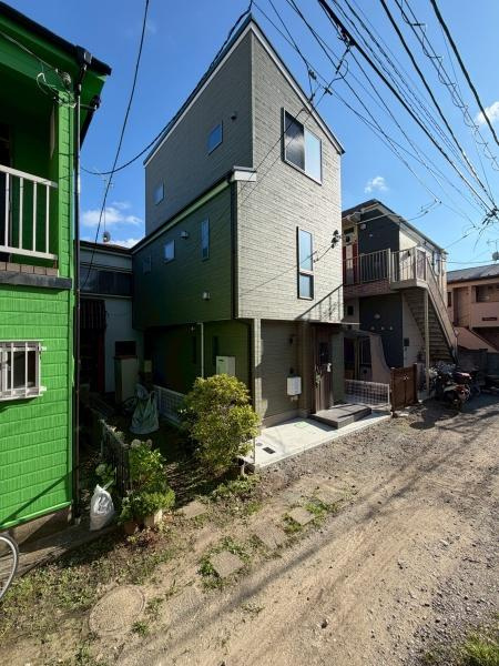 川崎市川崎区小田２丁目の新築一戸建の前面道路含む現地写真|シンプルで端正な外観が印象的な建物です。