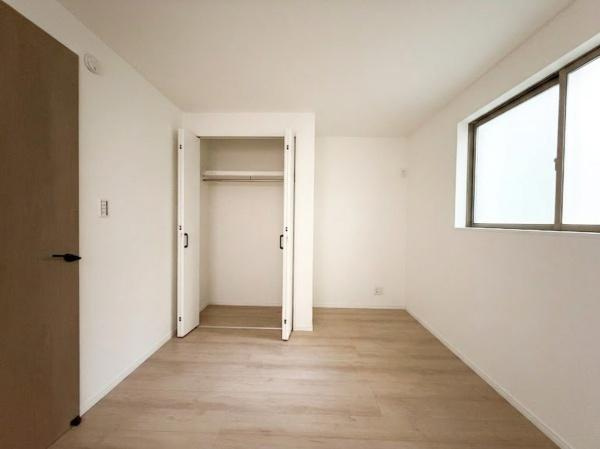 川崎市川崎区小田２丁目の新築一戸建の洋室|シンプルな内装が特徴の洋室です。大きな窓からしっかりと自然光が入ります。クローゼット付きで収納力にも配慮されています。白を基調とした明るい雰囲気も魅力的です。無駄のない空間設計が感じられます。