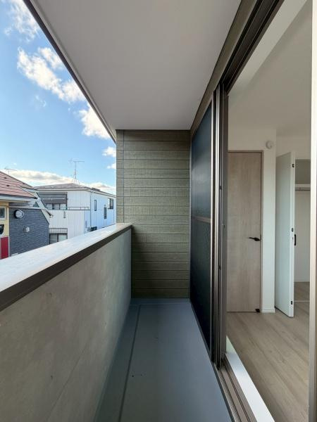 川崎市川崎区小田２丁目の新築一戸建のバルコニー|開放感のあるバルコニーはさまざまな使い方ができるのが魅力です。シンプルなデザインで手入れもしやすく採光も良好です。