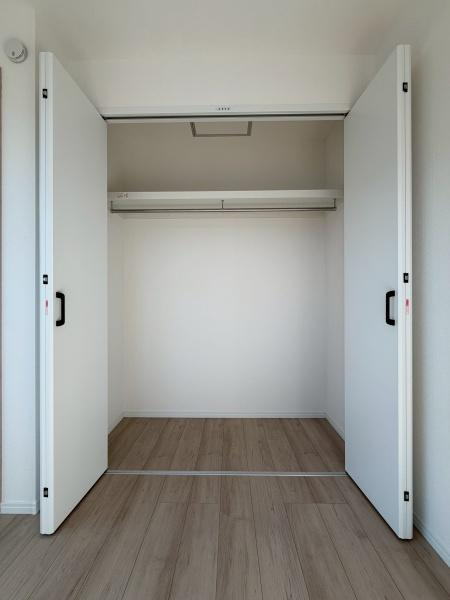 川崎市川崎区小田２丁目の新築一戸建の収納|シンプルなデザインの収納スペースです。開口部が広く物の出し入れもしやすい設計です。上部にはハンガーパイプがあり整理整頓がしやすい仕様です。清潔感のある内装で室内と調和しています。