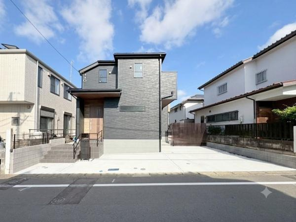 横浜市緑区いぶき野の新築一戸建の駐車場|2台分の駐車スペースが敷地内に確保されています。（車種によります。）前面道路からの出入りもしやすい設計です。車の駐車がしやすく日常の利用に便利です。ゆとりのあるスペースがポイントです。