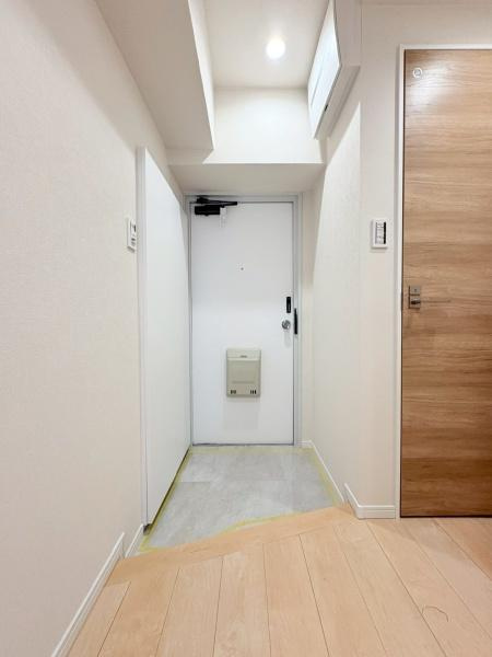 スターハイツ桜ヶ丘の玄関|明るい色合いの玄関が爽やかな印象を与えます。収納スペースも充実しており整理しやすい空間です。室内全体に清潔感があります。