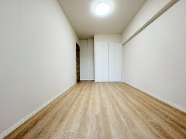 ハイネスアミティ鶴間壱番館の洋室|シンプルなデザインの洋室です。床は木目調で清潔感があります。収納スペースも備えています。壁や天井も白を基調としており落ち着いた雰囲気です。