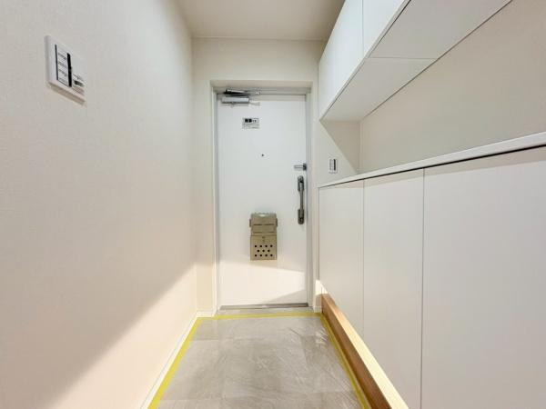 ハイネスアミティ鶴間壱番館の玄関|明るい色合いの玄関が爽やかな印象を与えます。収納スペースも充実しており整理しやすい空間です。室内全体に清潔感があります。開放感も感じられ玄関まわりがすっきりしています。