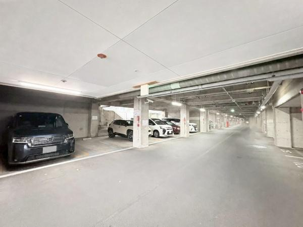 ハイネスアミティ鶴間壱番館の駐車場|雨に濡れることのない機械式駐車場。