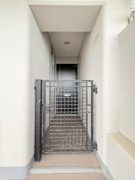 ハイネスアミティ鶴間壱番館の玄関|外から見た玄関です。