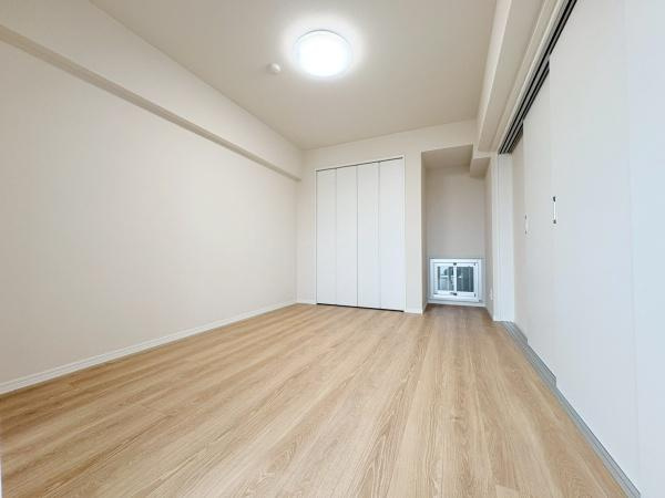 ハイネスアミティ鶴間壱番館の洋室|引き戸を閉めてひとつの部屋としてお使いいただけます。