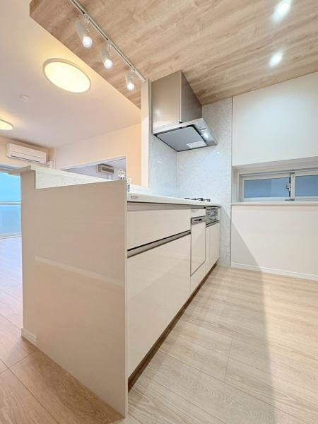 ハイネスアミティ鶴間壱番館のキッチン|広々としたキッチンが印象的です。明るい空間とシンプルなデザインが特徴となっています。開放感のあるレイアウトも魅力的です。キッチンからリビングダイニングが見渡せる設計になっています。