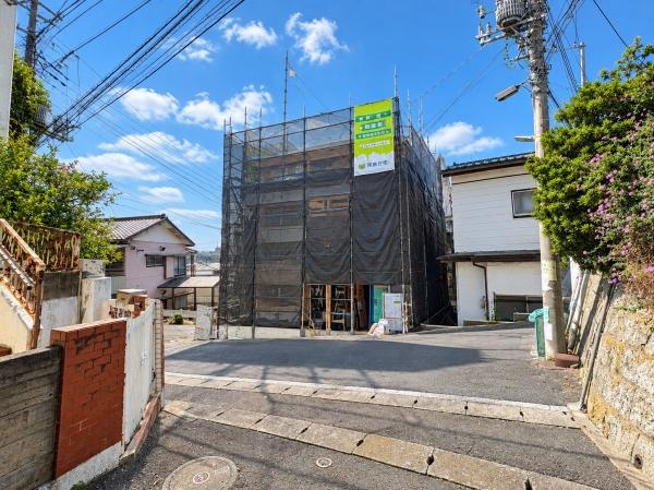 横浜市保土ケ谷区仏向西の新築一戸建の前面道路含む現地写真|建築工事が進む現地外観。周辺は戸建住宅が建ち並ぶ落ち着いた住環境で、現地までの道路状況や街並みも確認できます。完成後の住まいをイメージしながら、現地ならではの雰囲気や周辺環境をぜひご覧ください。