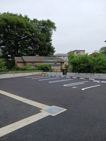 ローラン　コートの駐車場